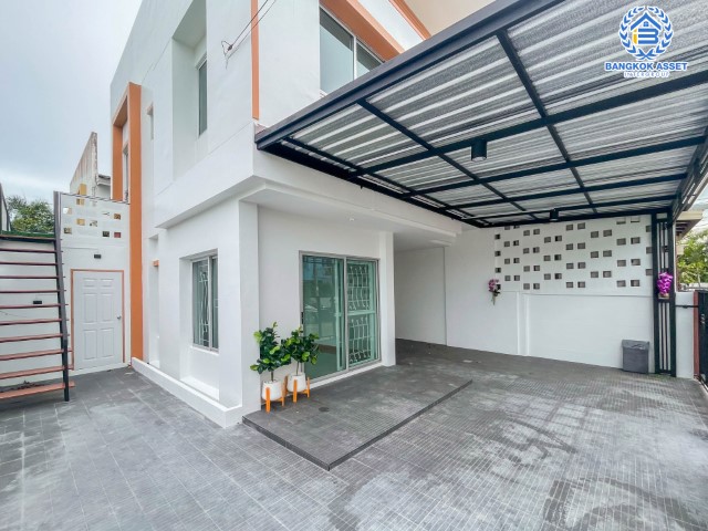 *****ทาวน์เฮ้าส์มือสองย่านกรุงเทพฯ ม.ไอ ดีไซน์ วงแหวน-รามอินทรา #หลังมุม เนื้อที่กว้างขวางมากถึง 30.4 ตร.ว. ฟังก์ชันจัดเต็ม 4 ห้องนอน 2 ห้องน้ำ 1 ที่จอดรถ บ้านสภาพสวย น่าอยู่อาศัย  บนทำเลเยี่ยม เชื่อมต่อถ.วงแหวน-รามอินทรา ถ.คู้บอน ถ.ปัญญา-รามอินทรา ถ.จตุโชติ ใกล้แฟชั่นไอส์แลนด์